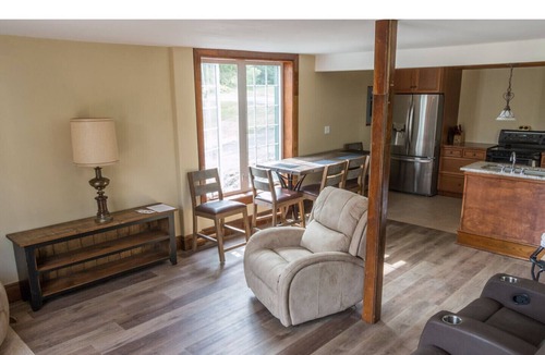 Milford House | Peaceful and close to wineries in south end of the county. Just 15 minutes from town