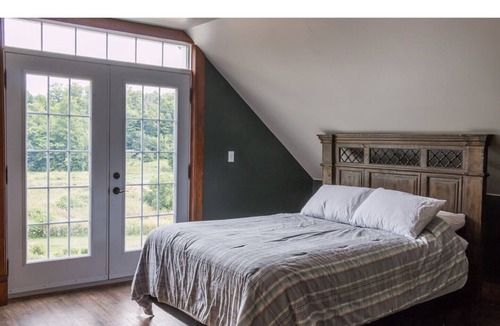 Milford House | Peaceful and close to wineries in south end of the county. Just 15 minutes from town