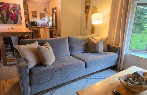 Creston House | Peaceful Cedar Forest Guesthouse On Historic Farm