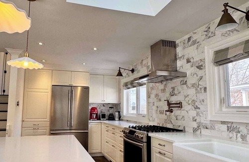 Oakville House | Peaceful & cozy 4B home in SE Oakville