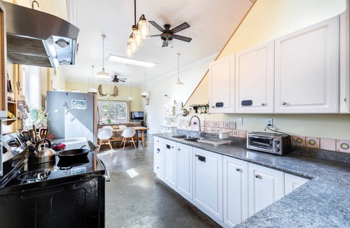 Whitehorse House | Peaceful-Hide-Away on the River