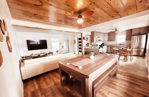 Admaston/Bromley Cottage | Peaceful Lakefront Cottage Pool Table King Bed Kayaksn
