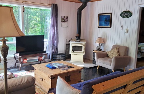 Whitney House | Peaceful sound's of nature!right outside the east gate of Algonquin park .