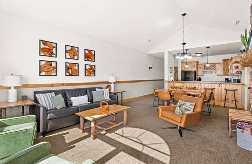 Two Harbors Condo | Penthouse w/pool & hot tub