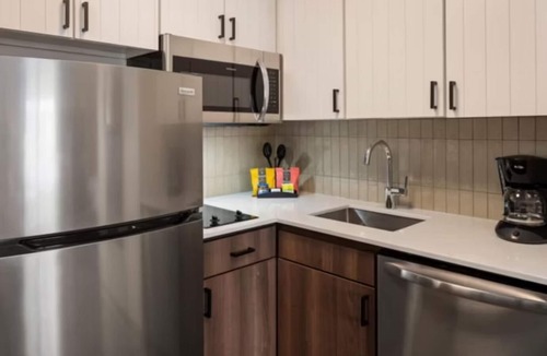 West Bloomington Hotel | Perfect Business Traveler Room with Complimentary Breakfast