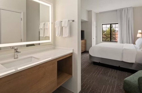 West Bloomington Hotel | Perfect Business Traveler Room with Complimentary Breakfast