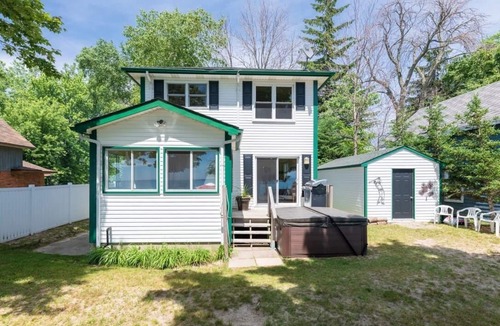 Wainfleet Cottage | Perfect Family Lake Erie Beach House with Private Sandy Beach & Amazing Sunsets