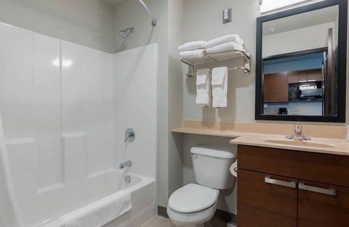 Shakopee Hotel | Perfect Getaway: Comfortable Room w/Kitchen, Near Mystic Lake!