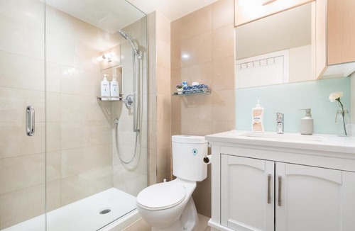Downtown Toronto Apartment | Perfectly Downtown with FREE PARKING