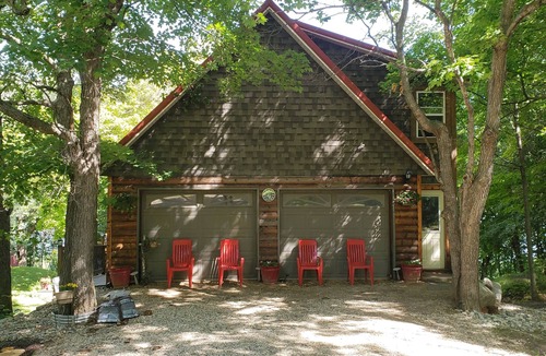 Farwell Cabin | Pet and family friendly, Private lake, with private sandy beach. Five bedroom.