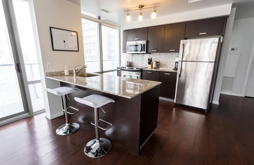 Bay Cloverhill Apartment | Pet Friendly 2 Bedroom 2 Bath Bay St. Condo FREE PARKING near SICK KIDS HOSPITAL