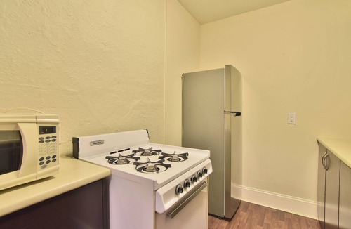 West End Apartment | Pet Friendly 2 Bedroom - Furnished @ 935 Jervis