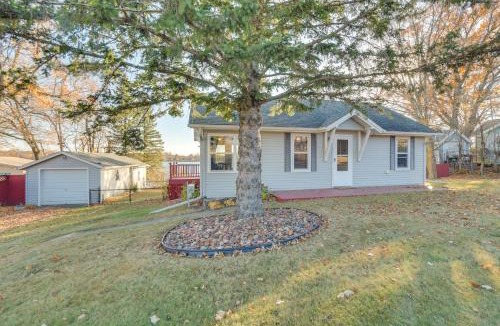 Dent House | Pet-Friendly Cabin on Star Lake Fire Pit and Grill!