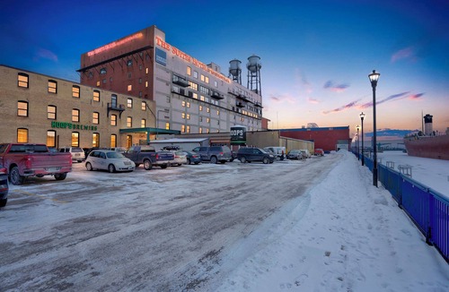 Canal Park Condo | Pet-Friendly Canal Park Condo|Near Lakewalk| Pool| Sauna| Gym