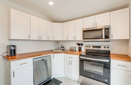 Stanhope Cottage | Pet-friendly Home w/Lake Views & Deck!