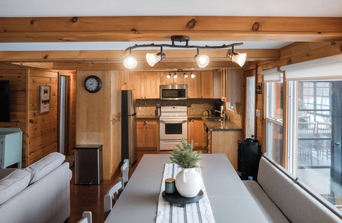 Bobcaygeon Cottage | Pet-Friendly Lakefront Log Home - DOCK | CANOE | BOARD GAMES