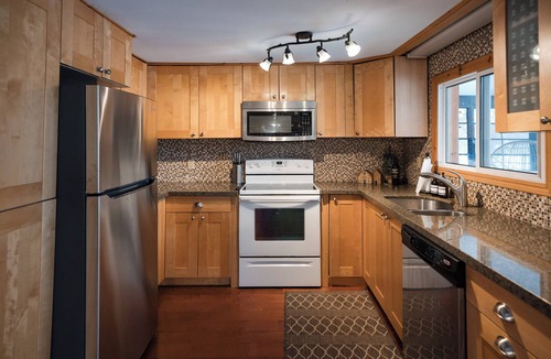 Bobcaygeon Cottage | Pet-Friendly Lakefront Log Home - DOCK | CANOE | BOARD GAMES