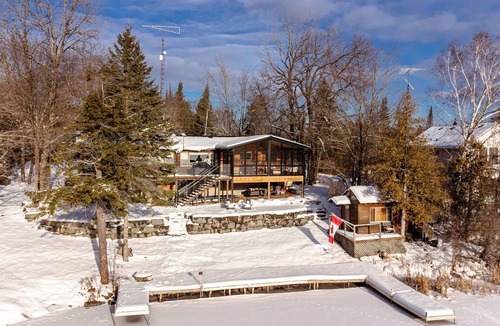Bobcaygeon Cottage | Pet-Friendly Lakefront Log Home - DOCK | CANOE | BOARD GAMES