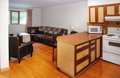 Panorama Apartment | Pet-Friendly Suite on Greywolf Drive
