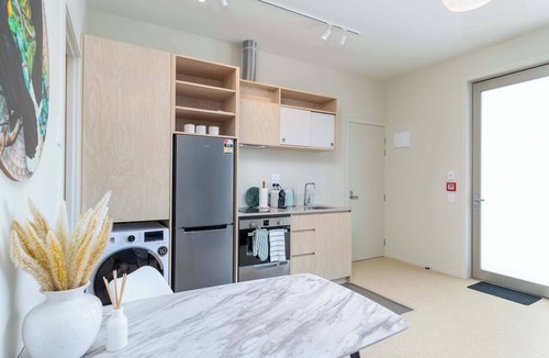 Petone Apartment | Petone City Studio with Outdoor Space