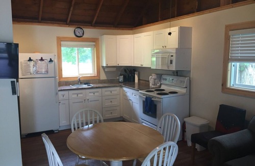 Isaacs Glen Cottage | Pine Cottage at Shiloh Cottages - Fenelon Falls