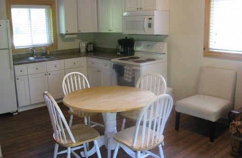 Isaacs Glen Cottage | Pine Cottage at Shiloh Cottages - Fenelon Falls