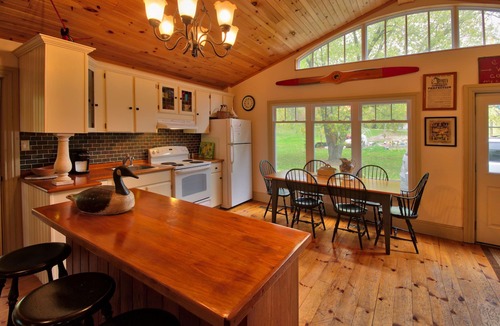 Port Albert Cottage | Pine Grove Cottage: Character Plus!