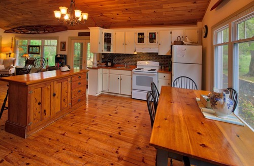 Port Albert Cottage | Pine Grove Cottage: Character Plus!