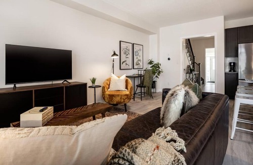 Orangeville Villa | Pine View Row: Luxurious Designer Townhome