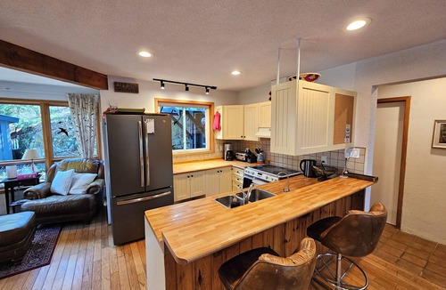 Haliburton Cottage | Pinecrest on the Lake, 4BR Waterfront, Dock, 4 Season Cottage, Private