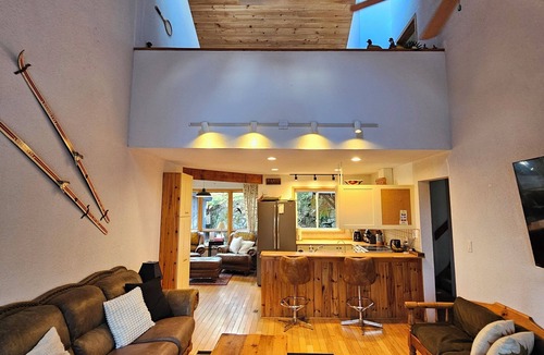 Haliburton Cottage | Pinecrest on the Lake, 4BR Waterfront, Dock, 4 Season Cottage, Private