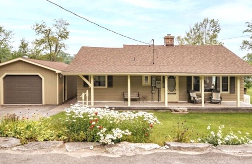 Norland Cottage | Pines Bay Waterfront cottage with Hot tub!