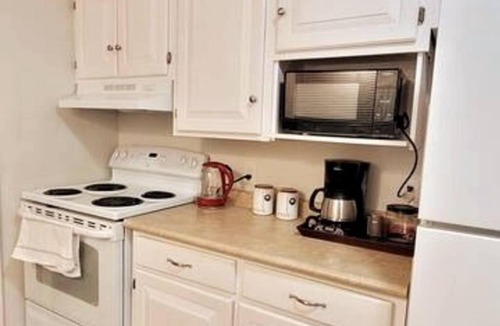 Norland House | Pines Bay Waterfront cottage with Hot tub!