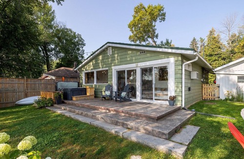 Youngs Point Cottage | Pineview Cottage Escape - Year Round w/Hot Tub & Pet Friendly!