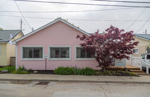 Port Stanley Cottage | Pink on William - within a minute walk to the Beach!