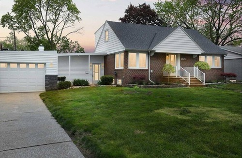 Windsor House | Pool oasis in heart of Windsor