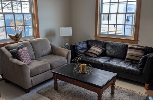 Port Stanley Cottage | Port Stanley Village 4BR – Walk to Little Beach, Lake Views w/Hot Tub