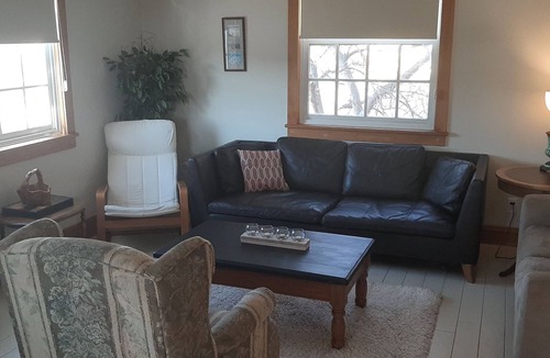 Port Stanley Cottage | Port Stanley Village 4BR – Walk to Little Beach, Lake Views w/Hot Tub