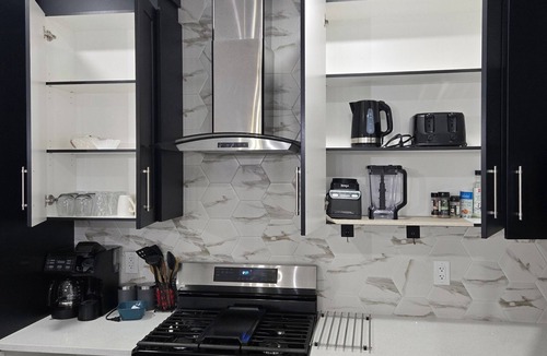 Southwest Edmonton House | President's Choice: Executive Guest Lodge | AC | Yard