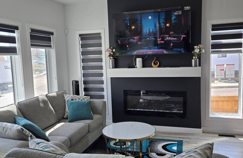 Southwest Edmonton House | President's Choice: Executive Guest Lodge | AC | Yard