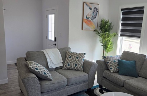 Southwest Edmonton House | President's Choice: Executive Guest Lodge | AC | Yard