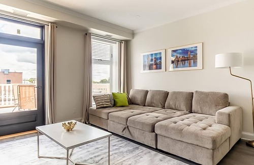 Smiths Falls Apartment | Presidential Suite