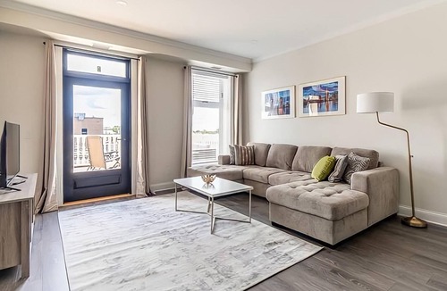 Smiths Falls Apartment | Presidential Suite