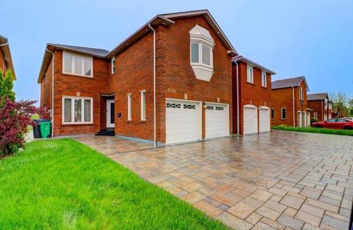 East Credit House | Prestige Manor, 6BR with Sunroom and 3400 Sqft by Instant Suites