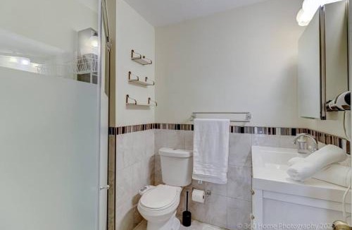 East Credit House | Prestige Manor, 6BR with Sunroom and 3400 Sqft by Instant Suites