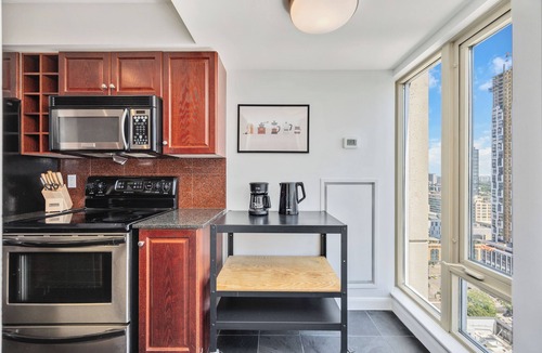 Financial District Condo | Prime Downtown Condo | Park for Free+Walk to All Attractions