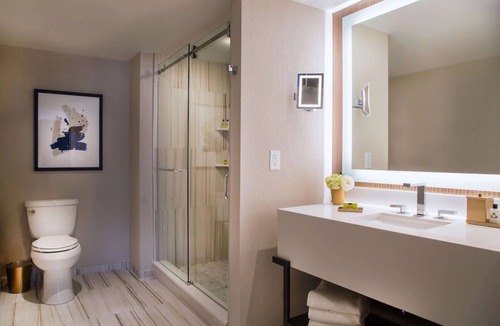 Midtown Toronto Hotel | Prime Location: Upscale Haven in Yorkville District, Close to Attractions