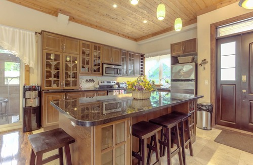Bracebridge Ski Chalet | Prime Muskoka location, Luxury cottage for rent
