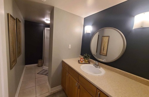 Clarkson-Lorne Park House | Private 2Bed Basement Apt |Self-Check with Kitchn