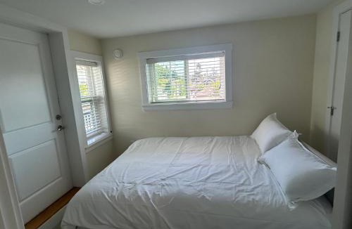 Sunset House | Private 3BR 2BA Laneway Home and Parking